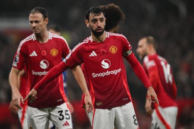 Manchester United takımının Bruno Fernandes, Manchester United ile Leicester City maçında 10 Kasım 2024 'te Old Trafford, Manchester' da takım arkadaşlarına talimatlar veriyor.