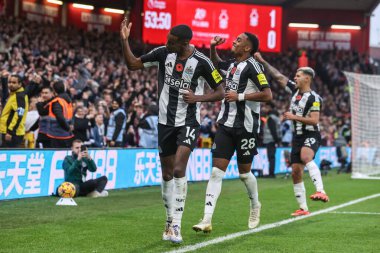 Newcastle 'dan Alexander Isak, İngiltere' nin Nottingham şehrinde oynanan Premier League maçı Nottingham Forest 'a karşı Newcastle United maçında 1-1 kazanma hedefini kutluyor.