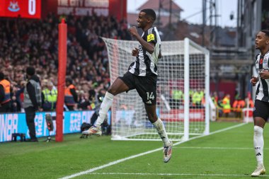 Newcastle 'dan Alexander Isak, İngiltere' nin Nottingham şehrinde oynanan Premier League maçı Nottingham Forest 'a karşı Newcastle United maçında 1-1 kazanma hedefini kutluyor.