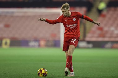 Barnsley 'den Georgie Gent topu 8 Kasım 2024' te Oakwell, Barnsley, Barnsley United 'a karşı oynanan Sky Bet 1 maçında pas veriyor.
