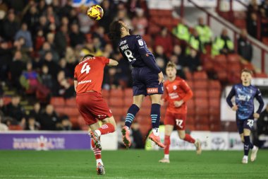Rotherham United takımından Sam Nombe, 8 Kasım 2024 'te Oakwell, Barnsley, Barnsley, İngiltere' de oynanan Sky Bet 1 karşılaşmasında yüksek topu kazanmak için sıçradı.