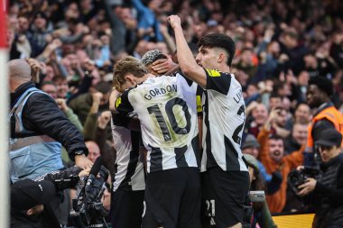 Newcastle 'dan Joelinton, İngiltere' nin Nottingham şehrinde oynanan Premier Lig maçı Nottingham Forest - Newcastle United maçında 1-2 'lik galibiyetini kutluyor.