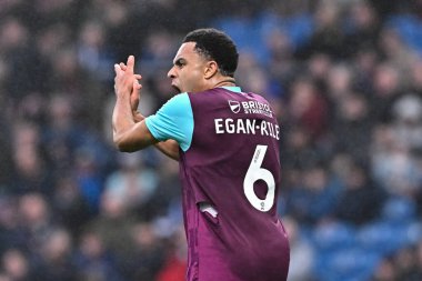 Burnley 'den CJ Egan-Riley 10 Kasım 2024' te Burnley, Burnley City 'ye karşı oynadığı Sky Bet Şampiyonası maçında cesaretlendiriyor.