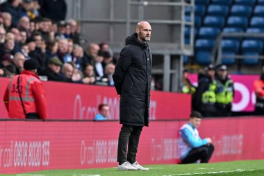 Luke Williams Swansea City 'nin baş antrenörü 10 Kasım 2024 tarihinde Burnley ile Burnley arasında oynanan Sky Bet Şampiyonası maçını izliyor.