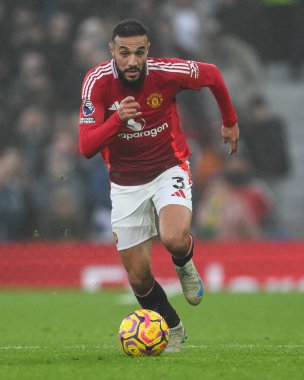 Manchester United takımından Noussair Mazraoui Premier Lig maçında Manchester United ile Leicester City 'nin 10 Kasım 2024' te Old Trafford, Manchester 'da karşı karşıya geldiği maçta topa vuruyor.