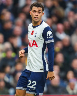 Tottenham Hotspur 'dan Brennan Johnson, Premier Lig maçı sırasında Tottenham Hotspur' a karşı Ipswich Town 'da 10 Kasım 2024' te Londra 'daki Tottenham Hotspur Stadyumu' nda seyrediyor.