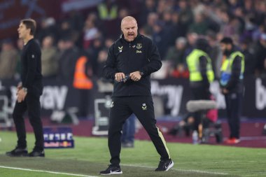 Premier Lig karşılaşmasında Everton 'ın teknik direktörü Sean Dyche, 9 Kasım 2024' te Londra Stadyumu 'nda West Ham United' a karşı Everton maçında tepki gösterdi.