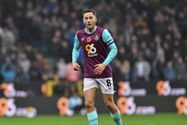 Burnley takımından Josh Brownhill 10 Kasım 2024 'te Burnley' e karşı Turf Moor, Burnley, Birleşik Krallık 'ta oynanan Gökyüzü İddia Şampiyonası maçında