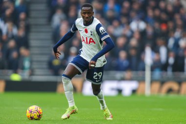 Tottenham Hotspur 'dan Pape Matar Sarr, Premier Lig maçında Tottenham Hotspur' a karşı Ipswich Town Tottenham Hotspur Stadyumu, Londra, İngiltere, 10 Kasım 2024 'te oynanan karşılaşmada topla koşuyor.