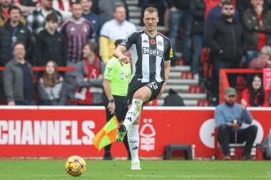 Newcastle 'dan Dan Burn Premier Lig maçı sırasında Nottingham Forest Newcastle United' a karşı City Ground, Nottingham, İngiltere 'de 10 Kasım 2024' te pas attı.