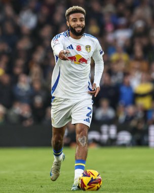 Leeds United 'dan Jayden Bogle, 9 Kasım 2024 tarihinde Leeds, İngiltere' de Queens Park Rangers 'a karşı oynanan Sky Bet Şampiyonası maçında takım talimatlarını veriyor.