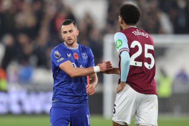 Everton 'dan Jack Harrison, 9 Kasım 2024' te Londra Stadyumu 'nda oynanan Premier League maçı sonunda West Ham United ve Everton maçında West Ham Todibo ile tokalaşıyor.