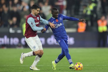West Ham 'dan Carlos Soler ve Everton' dan Idrissa Gueye Premier League maçında West Ham United Everton 'a karşı Londra Stadyumu, İngiltere, 9 Kasım 2024