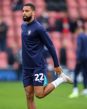 Blackpool takımından CJ Hamilton, 9 Kasım 2024 'te Gaughan Group Stadyumu' nda oynanan 1.