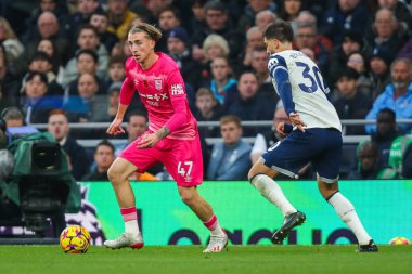 Ipswich Town 'dan Jack Clarke, Tottenham Hotspur' dan Rodrigo Bentancur 'un Premier Lig karşılaşmasında Ipswich Town' a karşı Tottenham Hotspur Stadyumu, Londra, 10 Kasım 2024