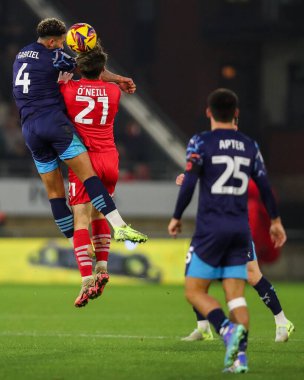 Blackpool 'dan Jordan Lawrence-Gabriel, Leyton Orient takımından Ollie ONeill ile birlikte 9 Kasım 2024' te Gaughan Group Stadyumu 'nda oynanan 1.
