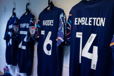 Blackpool tişörtleri, 9 Kasım 2024 'te Londra' daki Gaughan Group Stadyumu 'nda oynanan Sky Bet 1 karşılaşmasından önce soyunma odasında sergilenmektedir.