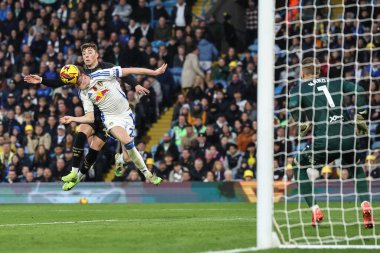 Leeds United takımından Sam Byram 9 Kasım 2024 'te Leeds Road, Leeds, İngiltere' de oynanan Leeds United-Queens Park Rangers maçında kaleye doğru ilerliyor.