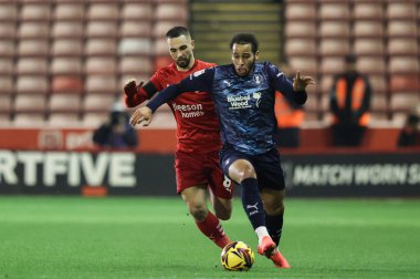 Rotherham United 'dan Sam Nombe ve Barnsley' den Adam Phillips 8 Kasım 2024 'te Oakwell, Barnsley, İngiltere' de oynanan Sky Bet 1 karşılaşmasında top için mücadele ettiler.