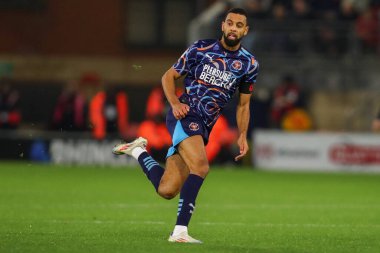 Blackpool takımından CJ Hamilton, 9 Kasım 2024 'te Gaughan Group Stadyumu' nda oynanan Leyton Orient-Blackpool maçında maç yapıyor.