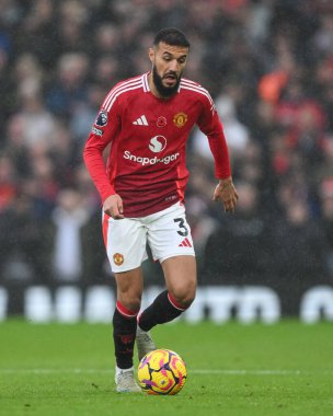 Manchester United takımından Noussair Mazraoui Premier Lig maçında Manchester United ile Leicester City 'nin 10 Kasım 2024' te Old Trafford, Manchester 'da karşı karşıya geldiği maçta topa vuruyor.