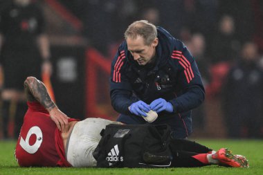 Manchester United takımından Lisandro Martnez, Manchester United ile Leicester City maçında 10 Kasım 2024 tarihinde Old Trafford, İngiltere 'de tıbbi tedavi gördü.