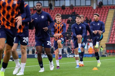 Blackpool, 9 Kasım 2024 'te Gaughan Group Stadyumu' nda oynanan Leyton Orient-Blackpool maçı öncesinde ısınmaya başladı.