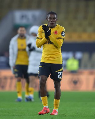 Wolverhampton Wanderers takımından Jean-Ricner Bellegarde, 9 Kasım 2024 tarihinde İngiltere 'nin Molineux kentinde oynanan Premier League maçında Wolverhampton Wanderers ile Southampton maçında taraftarları alkışlıyor.