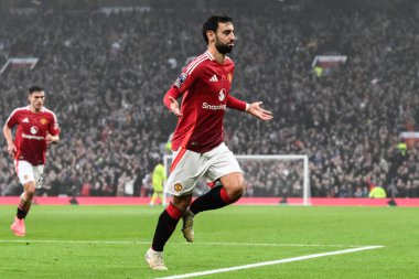 Manchester United takımından Bruno Fernandes, Manchester United ile Leicester City maçında 10 Kasım 2024 'te oynanan Premier League maçında 1-0' lık galibiyet golünü kutluyor.