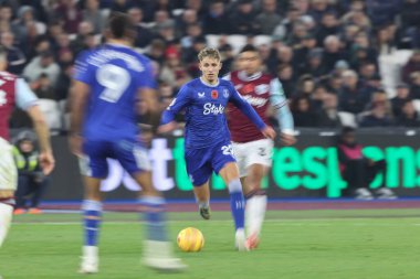 Everton 'dan Jesper Lindstrm, 9 Kasım 2024' te Londra, İngiltere 'de oynanan Premier League maçında topu, West Ham United ve Everton' a karşı fırlattı.