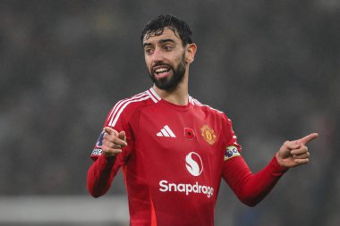 Manchester United 'dan Bruno Fernandes Premier Lig maçında takım talimatlarını veriyor Manchester United - Leicester City maçı, Old Trafford, Manchester, İngiltere, 10 Kasım 2024