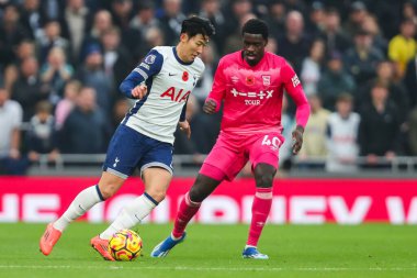 Tottenham Hotspur 'un oğlu Heung-min Ipswich Town' dan Axel Tuanzebe, Tottenham Hotspur 'un Ipswich Town' a karşı oynadığı Premier Lig maçında 10 Kasım 2024 'te Londra' daki Tottenham Hotspur Stadyumu 'nda baskı altına alındı.
