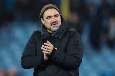 Leeds United takımının teknik direktörü Daniel Farke, 9 Kasım 2024 tarihinde Leeds Road, İngiltere 'de oynanan Sky Bet Şampiyonası maçında taraftarlarla 2-0' lık galibiyeti kutluyor.