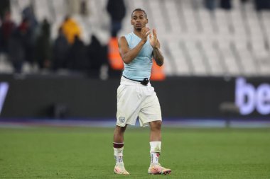 West Ham 'dan Crysencio Summerville, 9 Kasım 2024' te Londra 'daki Londra Stadyumu' nda oynanan Premier League maçı sonrasında taraftarları alkışlıyor.