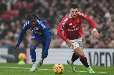 Leicester City 'den Abdul Fatawu Manchester United' ın 10 Kasım 2024 'te Old Trafford, Manchester, İngiltere' de oynanan Premier League maçında Diogo Dalot 'u yendi.