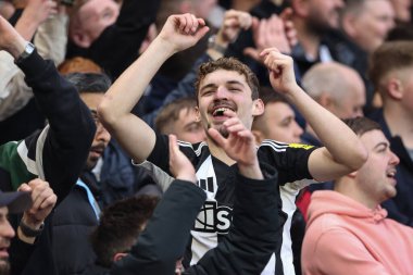 Newcastle taraftarları 10 Kasım 2024 'te İngiltere' nin Nottingham City Ground kentinde oynanan Premier League maçında Nottingham Forest - Newcastle United maçında 1-2 öne geçerek şarkı söyleyip dans ediyorlar.