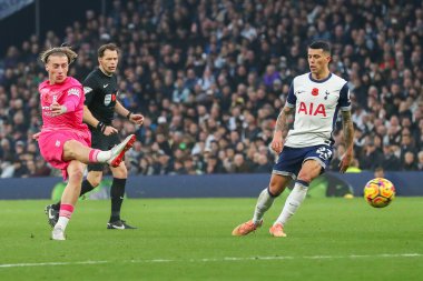 Ipswich Town 'dan Jack Clarke, 10 Kasım 2024' te Tottenham Hotspur 'un Ipswich Town' a karşı oynadığı Premier League maçı sırasında Londra 'daki Tottenham Hotspur Stadyumu' nda çekim yapıyor.
