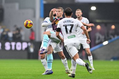 Burnley 'den Zian Flemming 10 Kasım 2024' te Burnley ile Burnley arasında oynanan Gökyüzü İddia Şampiyonası maçında topu temizliyor.