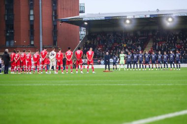Oyuncular, maç yetkilileri ve taraftarları, 9 Kasım 2024 'te Londra' daki Gaughan Group Stadyumu 'nda oynanan Gökyüzü İddia Ligi 1 karşılaşması öncesinde bir dakikalık saygı duruşunda bulundular.