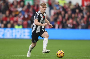 Lewis Hall of Newcastle Premier League maçında pas veriyor Nottingham Forest, Newcastle United 'a karşı City Ground, Nottingham, İngiltere, 10 Kasım 2024