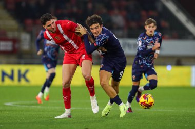 Leyton Orient takımından Dan Happe, 9 Kasım 2024 'te Gaughan Group Stadyumu' nda oynanan Sky Bet 1 karşılaşmasında Blackpool takımından Kyle Joseph ile top mücadelesi veriyor.