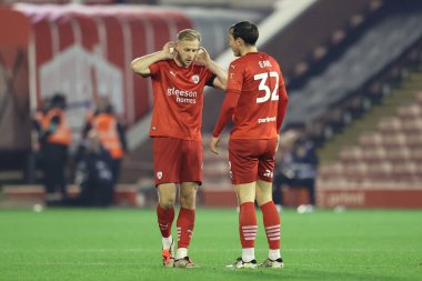 Barnsley 'den Marc Roberts 8 Kasım 2024' te İngiltere 'nin Oakwell kentinde oynanan Sky Bet 1 karşılaşmasında Barnsley-Rotherham United maçında Barnsley' li Josh Earl ile konuştu.