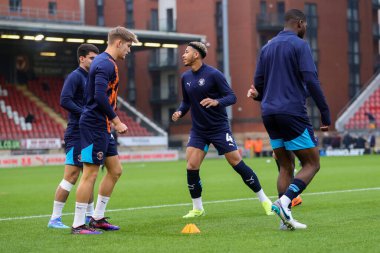 Blackpool 'dan Jordan Lawrence-Gabriel, 9 Kasım 2024' te Londra 'daki Gaughan Group Stadyumu' nda oynanan Gökyüzü İddia Ligi 1 karşılaşması öncesinde ısınıyor.