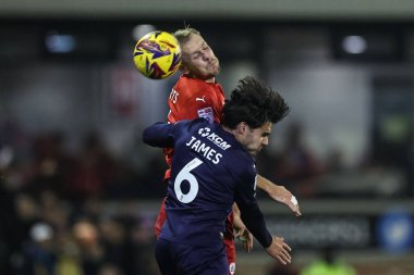 Barnsley 'den Marc Roberts, 8 Kasım 2024' te Oakwell, Barnsley, Birleşik Krallık 'ta oynanan Sky Bet 1 karşılaşmasında Rotherham United' ın Reece James 'i yenerek yüksek topu aldı.