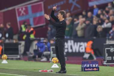 West Ham 'ın Julen Lopetegui teknik direktörü, 9 Kasım 2024' te Londra Stadyumu 'nda oynanan Premier League maçı sırasında takımına talimat verir.