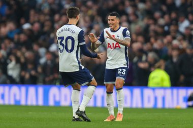 Tottenham Hotspur 'dan Rodrigo Bentancur, 10 Kasım 2024' te Tottenham Hotspur ile Ipswich Town arasında oynanan Premier League maçında Pedro Porro ile yaptığı golü kutluyor.