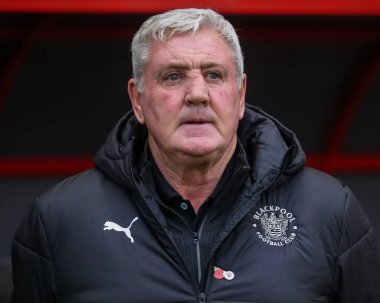 Blackpool 'dan Steve Bruce, 9 Kasım 2024' te İngiltere 'nin Gaughan Group Stadyumu' nda oynanan 1.