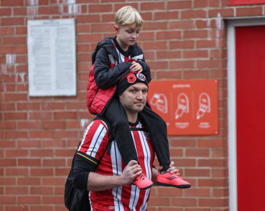 Gününün genç bir hayranı da yolda giderken Bramall Lane 'de 10 Kasım 2024' te Sheffield United ile Sheffield Çarşamba günü Bramall Lane, Sheffield, İngiltere 'de oynanan Sky Bet Şampiyonası karşılaşmasında görülüyor.