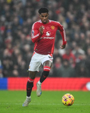 Manchester United takımından Marcus Rashford, Manchester United ile Leicester City arasındaki 10 Kasım 2024 'te oynanan Premier League maçında topa vuruyor.