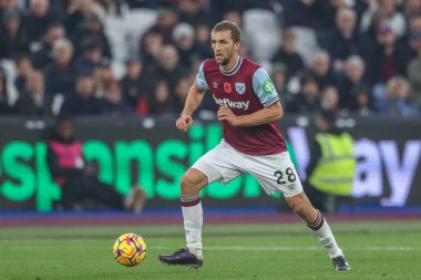 West Ham 'dan Tom Souek, 9 Kasım 2024' te Londra 'daki Londra Stadyumu' nda oynanan Premier League maçında topu aldı.